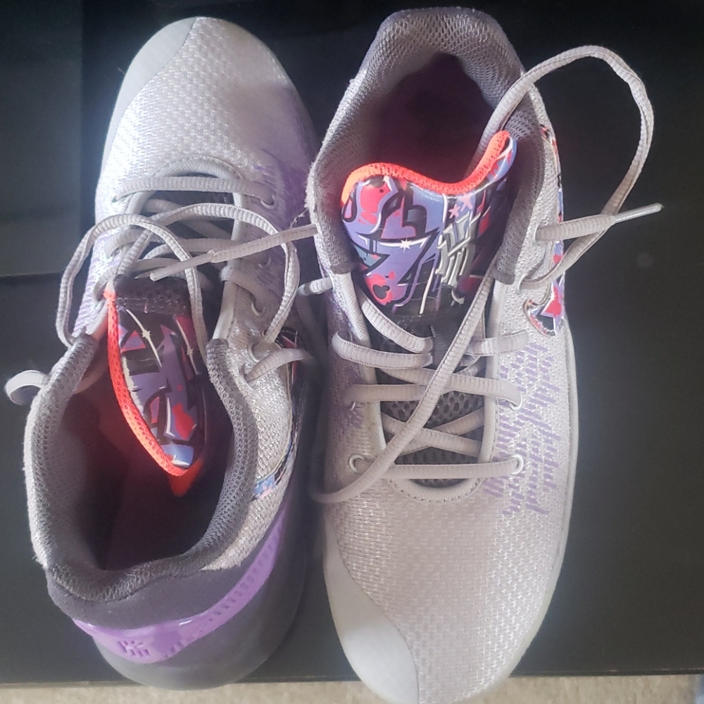 Youth 5.5 Kyrie sneakers